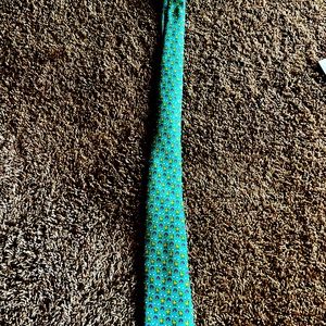 EUC Vineyard Vines Men’s silk chick magnet tie